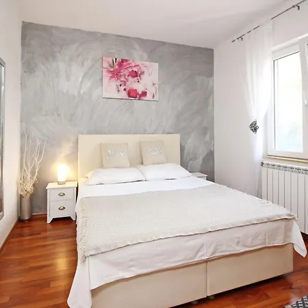 Charmante In Mit Eigener Terrasse By Interhome *