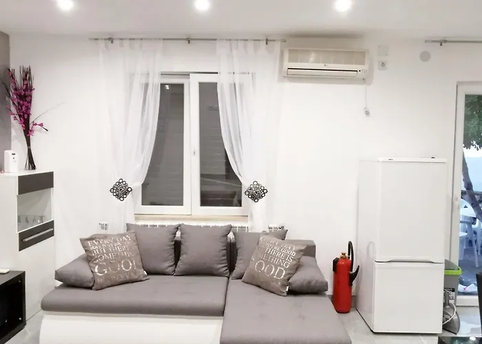 Apartment Charmante In Mit Eigener Terrasse By Interhome Baska (Krk)