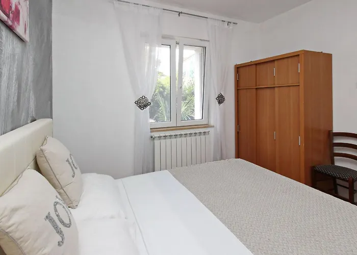 Charmante In Mit Eigener Terrasse By Interhome Apartman Baška